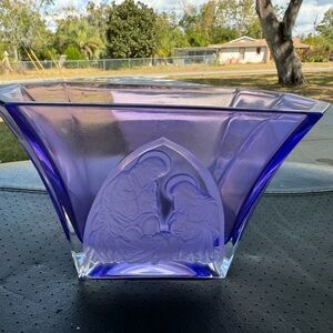 TELEFLORA CZECH REPUBLIC PURPLE GLASS VASE WITH NATIVITY SCENE